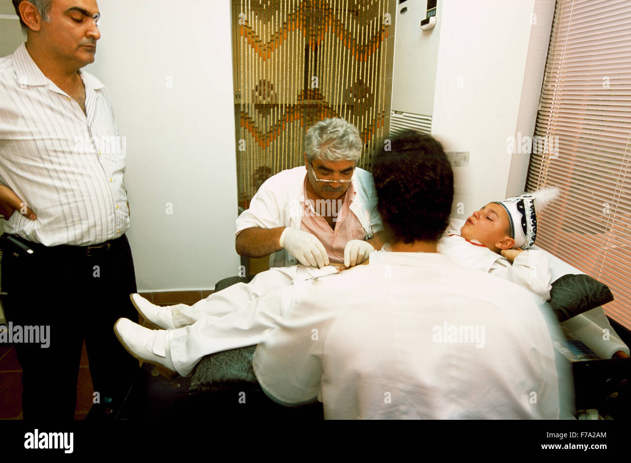 Los restos de un niño prepucio se suturan después de la circuncisión a Kemal Özkan la circuncisión del palacio en Estambul, Turquía. Foto de stock