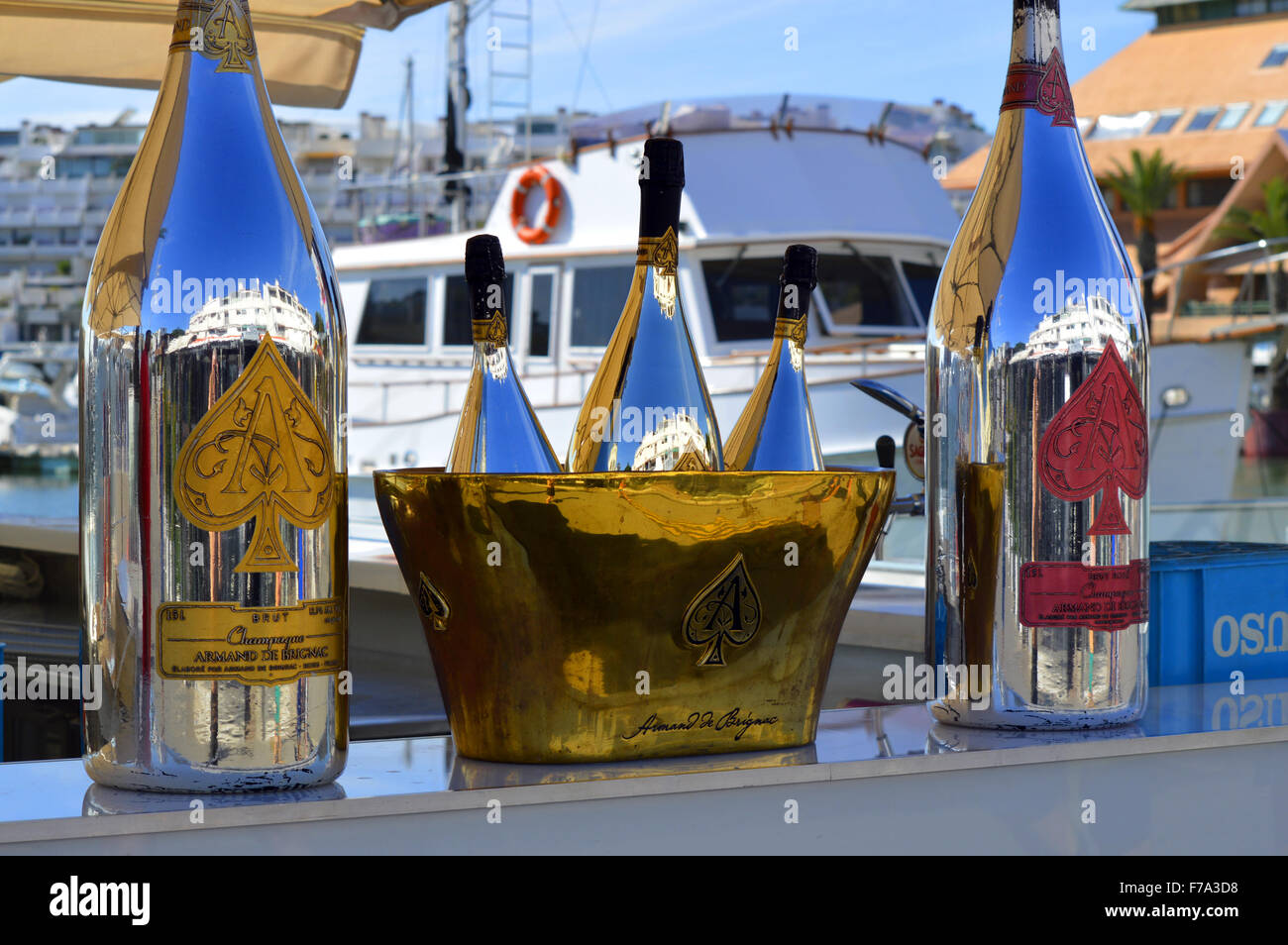 Armand De Brignac Brut as de picas botellas de champán y cubo de hielo fuera un Foto de stock