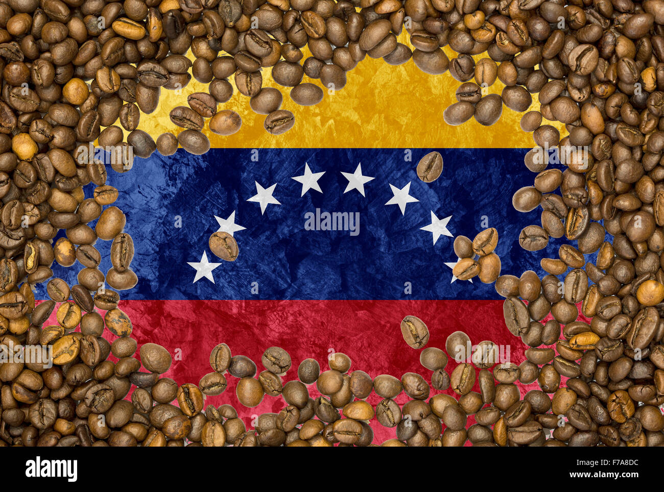 La bandera nacional de Venezuela, bajo un contexto de Roasted Brown coffee Beans Foto de stock