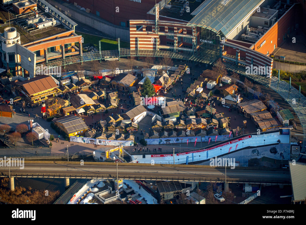 Mercado de Navidad en el Centro Oberhausen, Oberhausen, Ruhr, Renania del Norte-Westfalia, Alemania, Europa, vista aérea, Foto de stock