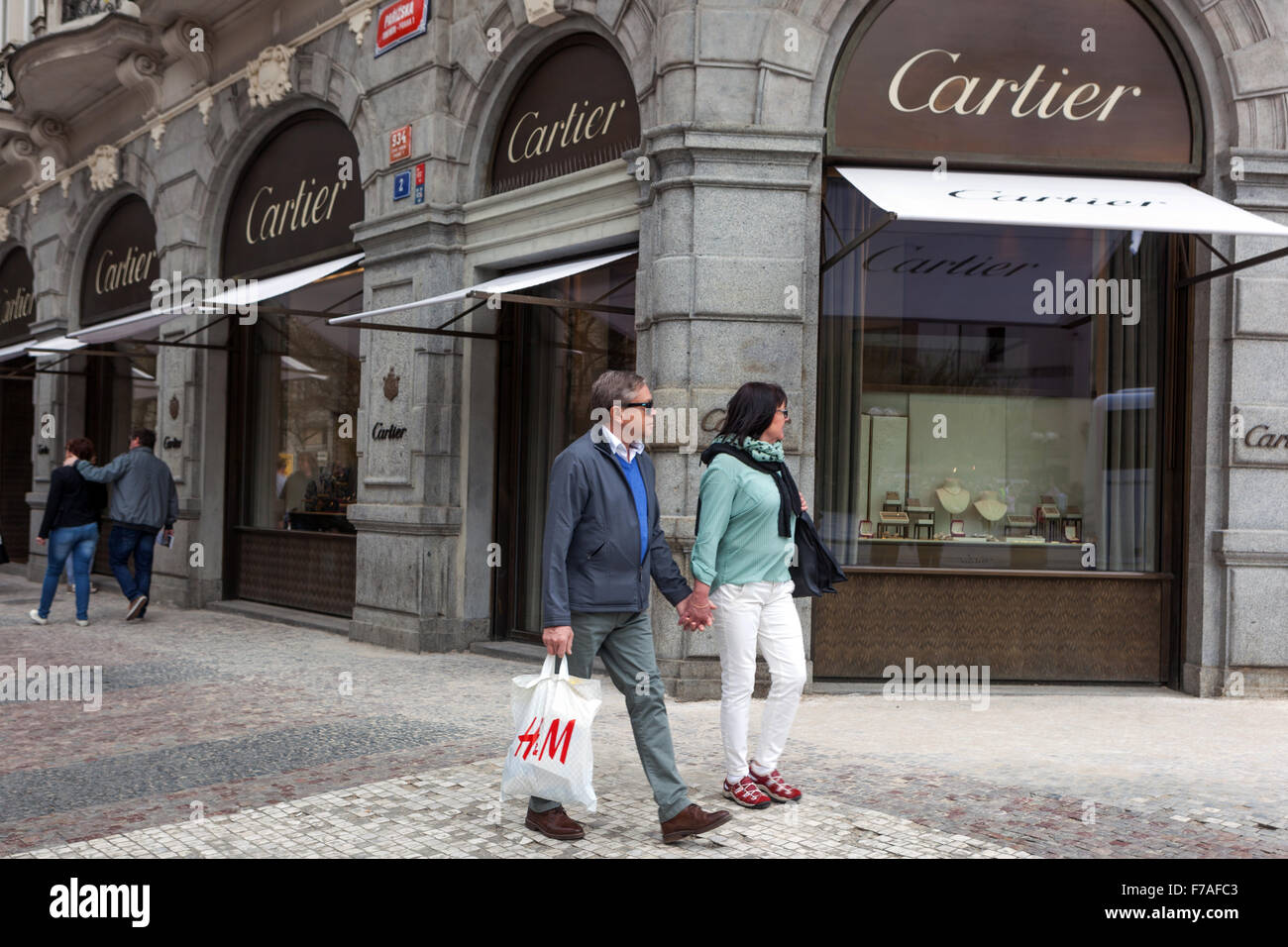 Louis Vuitton, tienda de moda en la calle Parizska compras, Casco Antiguo  de Praga, República Checa Fotografía de stock - Alamy