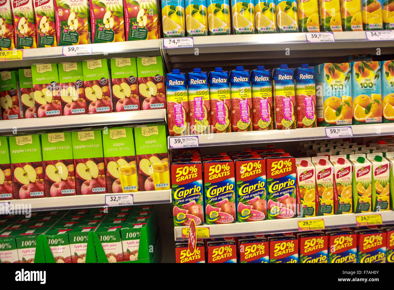 Muestra de zumos de frutas en las estanterías de los supermercados Foto de stock