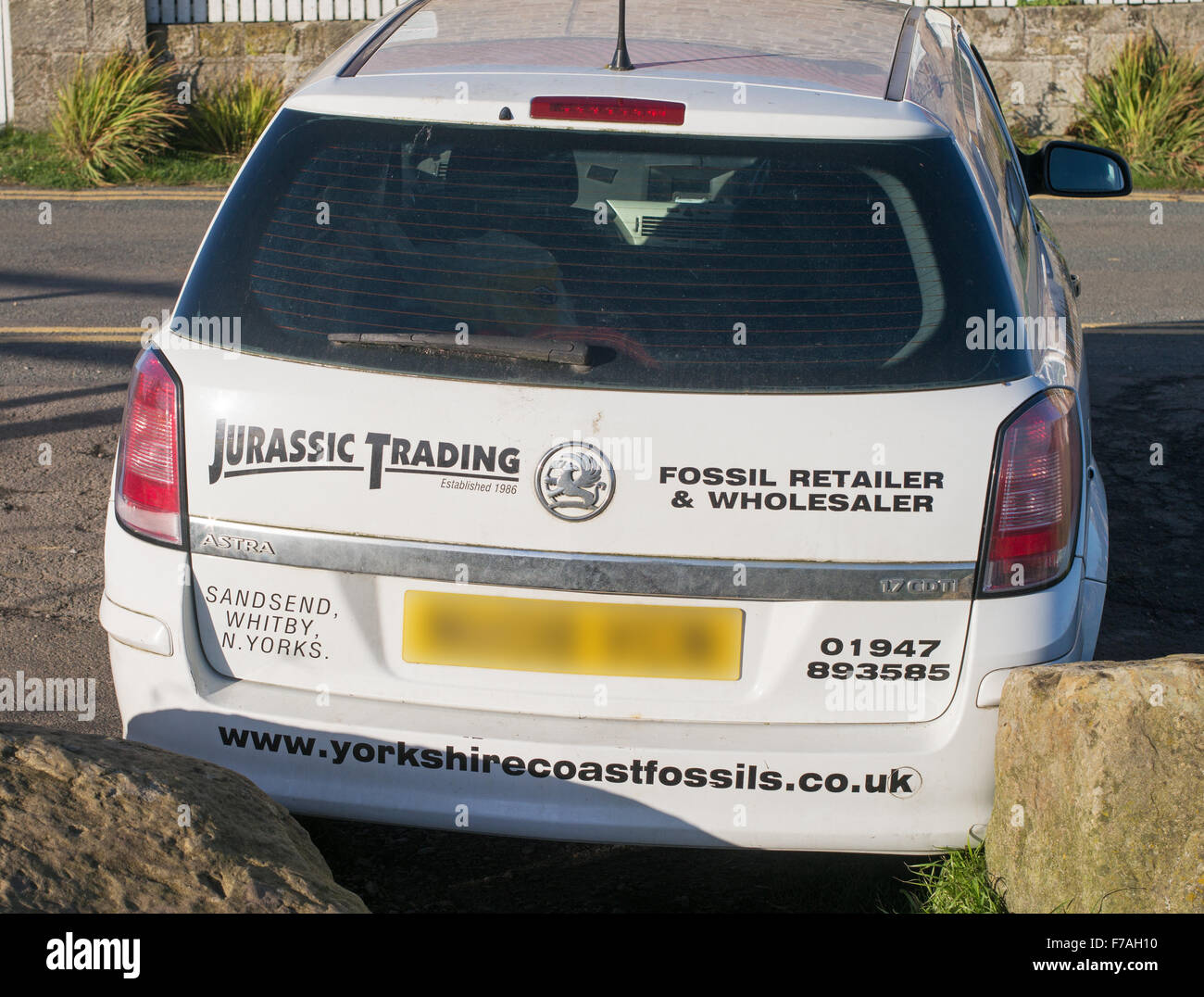 Jurassic Trading, automóvil perteneciente al minorista de combustibles fósiles, Puerto Mulgrave, North Yorkshire, Inglaterra, Reino Unido. Foto de stock