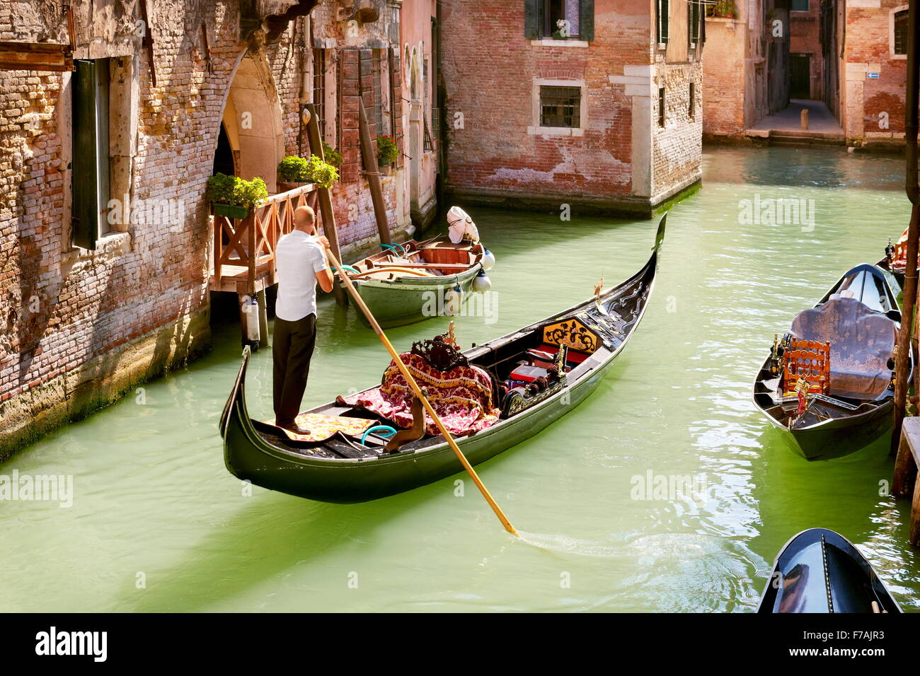 En su gondolero góndola por canal veneciano, Venecia, Véneto, Italia, la UNESCO Foto de stock