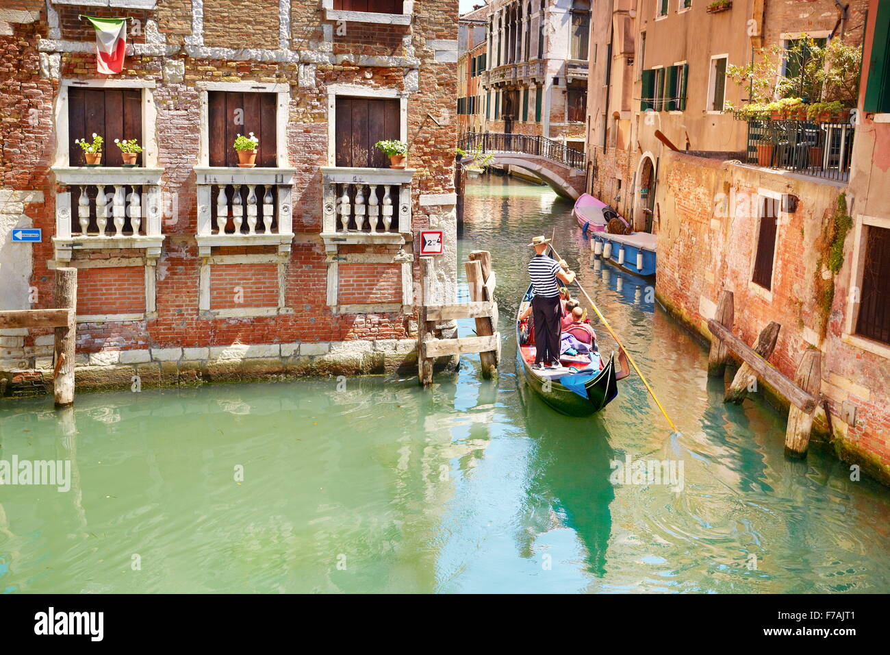 Los turistas en góndola explorando canal veneciano, Venecia, Véneto, Italia, la UNESCO Foto de stock
