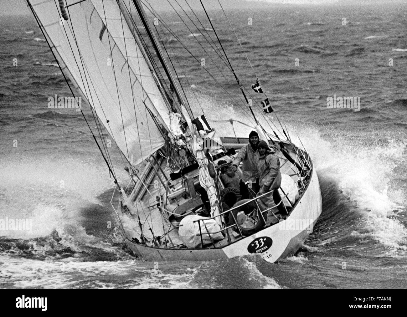 AJAXNETPHOTO. 1974. PORTSMOUTH, Inglaterra. - WHITBREAD Race 1973/1974 - 33 exportación (FRA) se aproxima a la línea de meta en Portsmouth - Miembro de la tripulación, Dominique GUILLET se perdió por la borda durante el segundo tramo de la carrera, cuando fue tomada esta foto la tripulación había quedado FUERA DEL AGUA Y SE CORTA EN LOS ALIMENTOS Foto : JONATHAN EASTLAND/AJAX REF:WRWR 74 Foto de stock