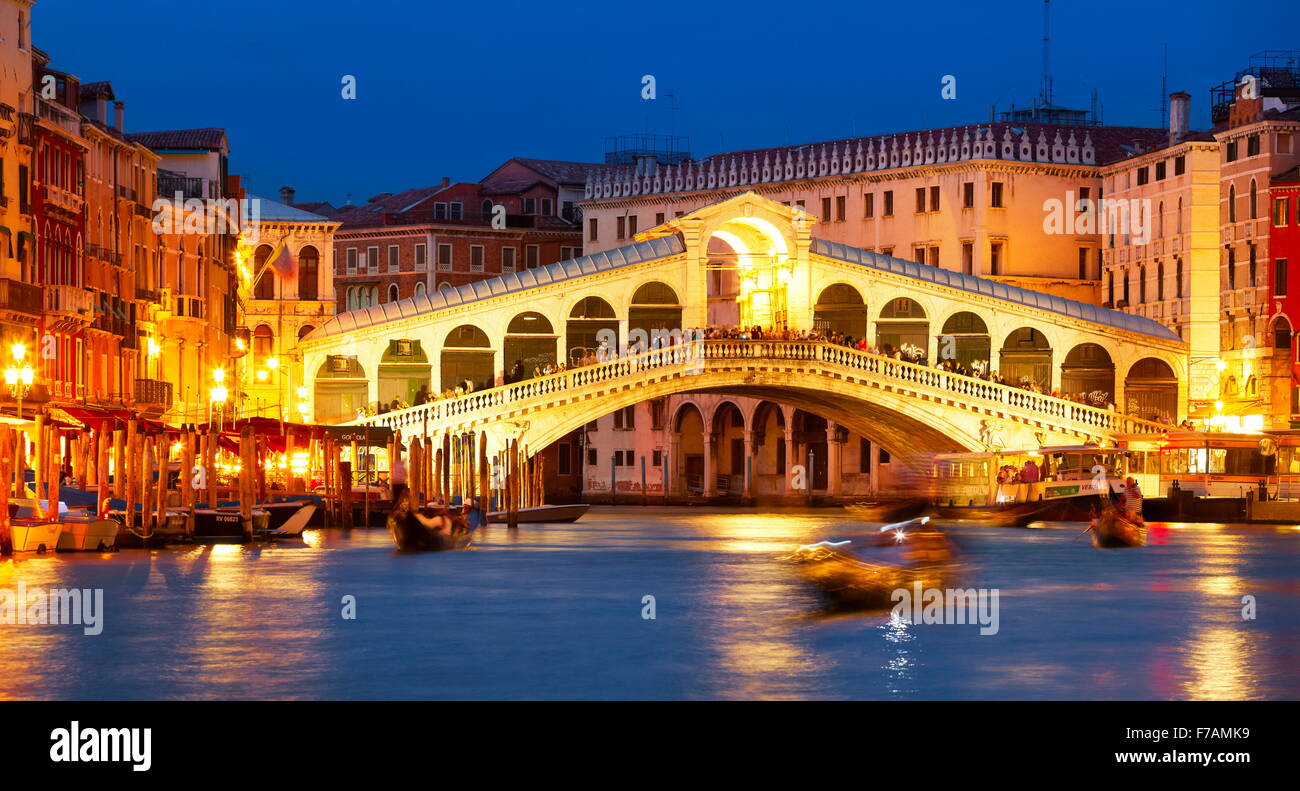 Puente de Rialto en la noche, el Canal Grande, Venecia, Italia, la UNESCO Foto de stock