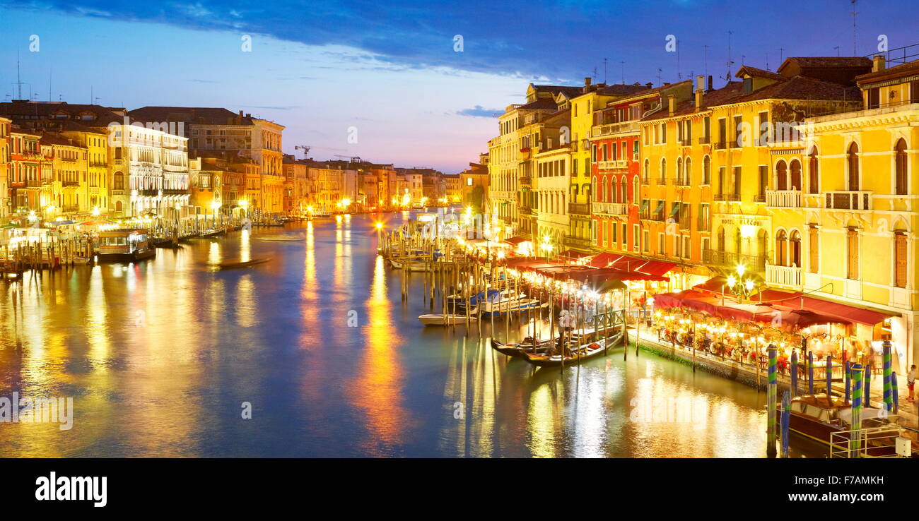 Venecia vista desde el Puente de Rialto en la noche, el Gran Canal de Venecia, Véneto, Italia, la UNESCO Foto de stock