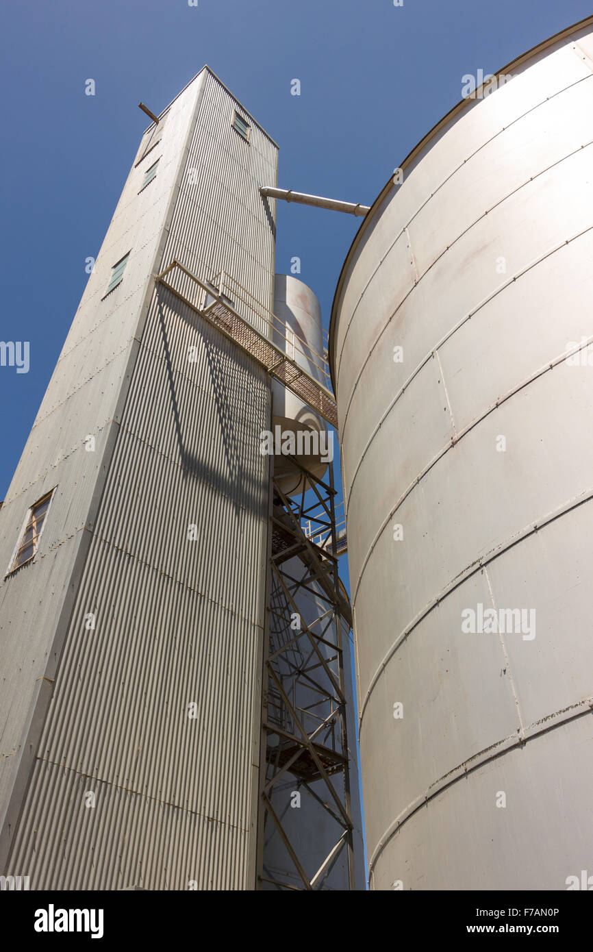 Acero grandes silos de grano con el despejado cielo azul. Foto de stock