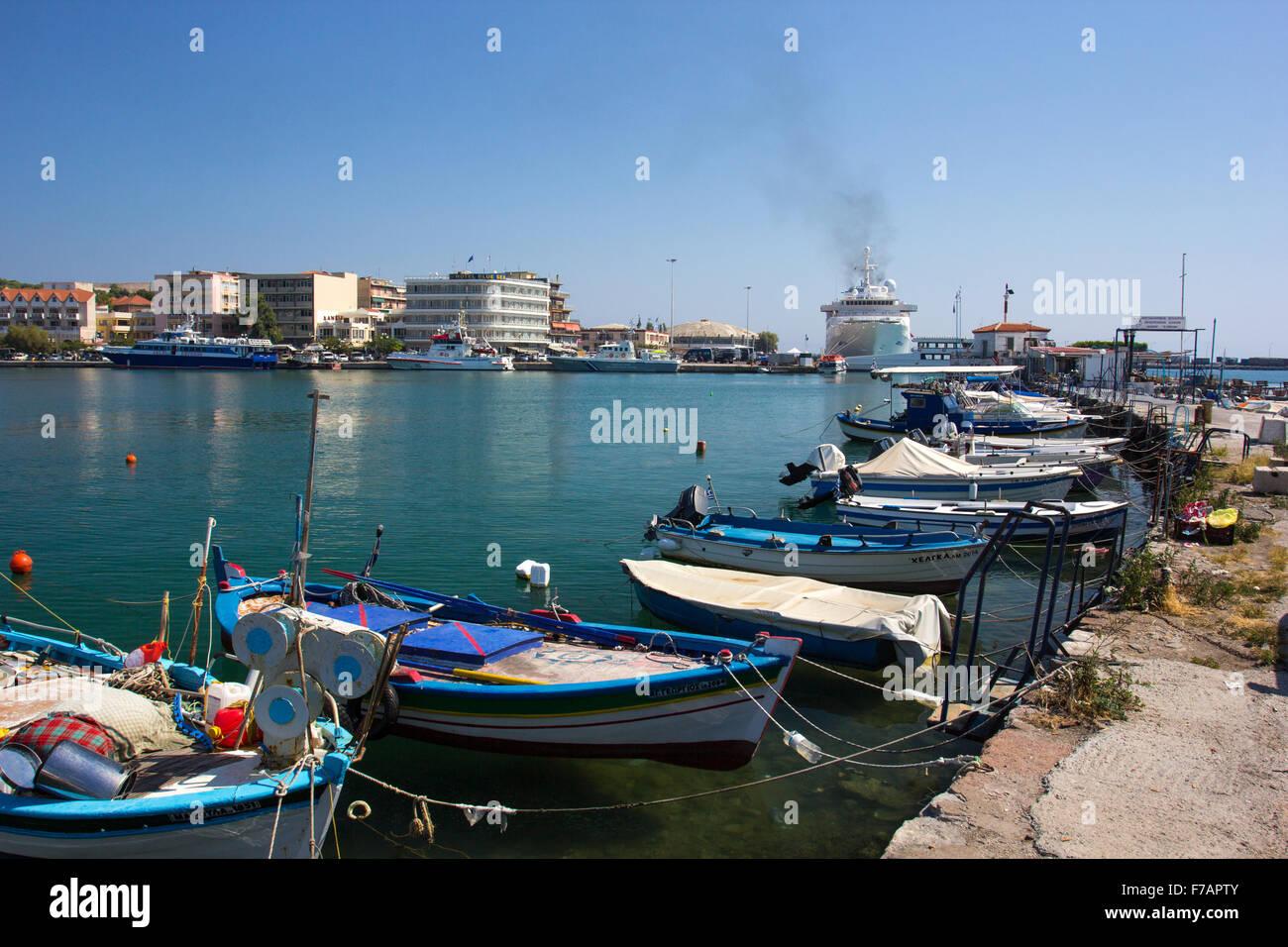 Pequeños barcos en Lesbos Harbour Foto de stock