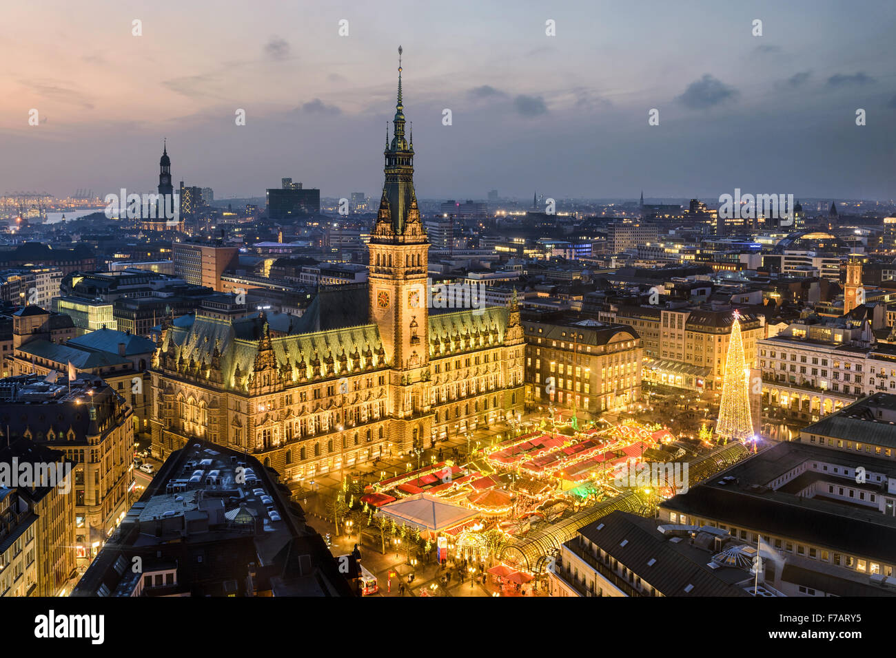 Vista aérea de El Ayuntamiento de la ciudad con el mercado de Navidad en Hamburgo, Alemania. Foto de stock