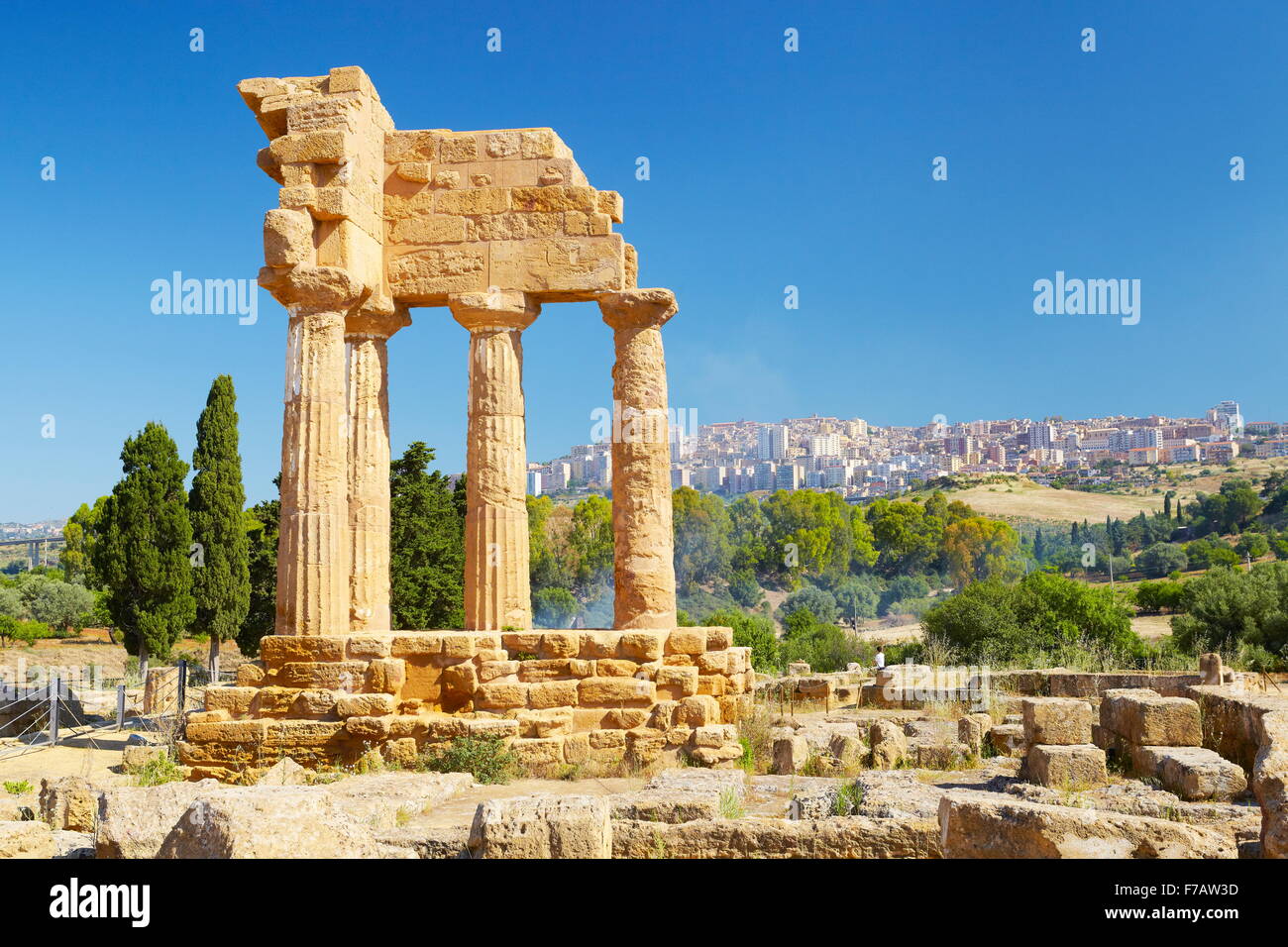 Agrigento, el templo de Cástor y Pólux Dioscuri (templo), el Valle de los templos (Valle dei Templi), Sicilia, Italia Foto de stock