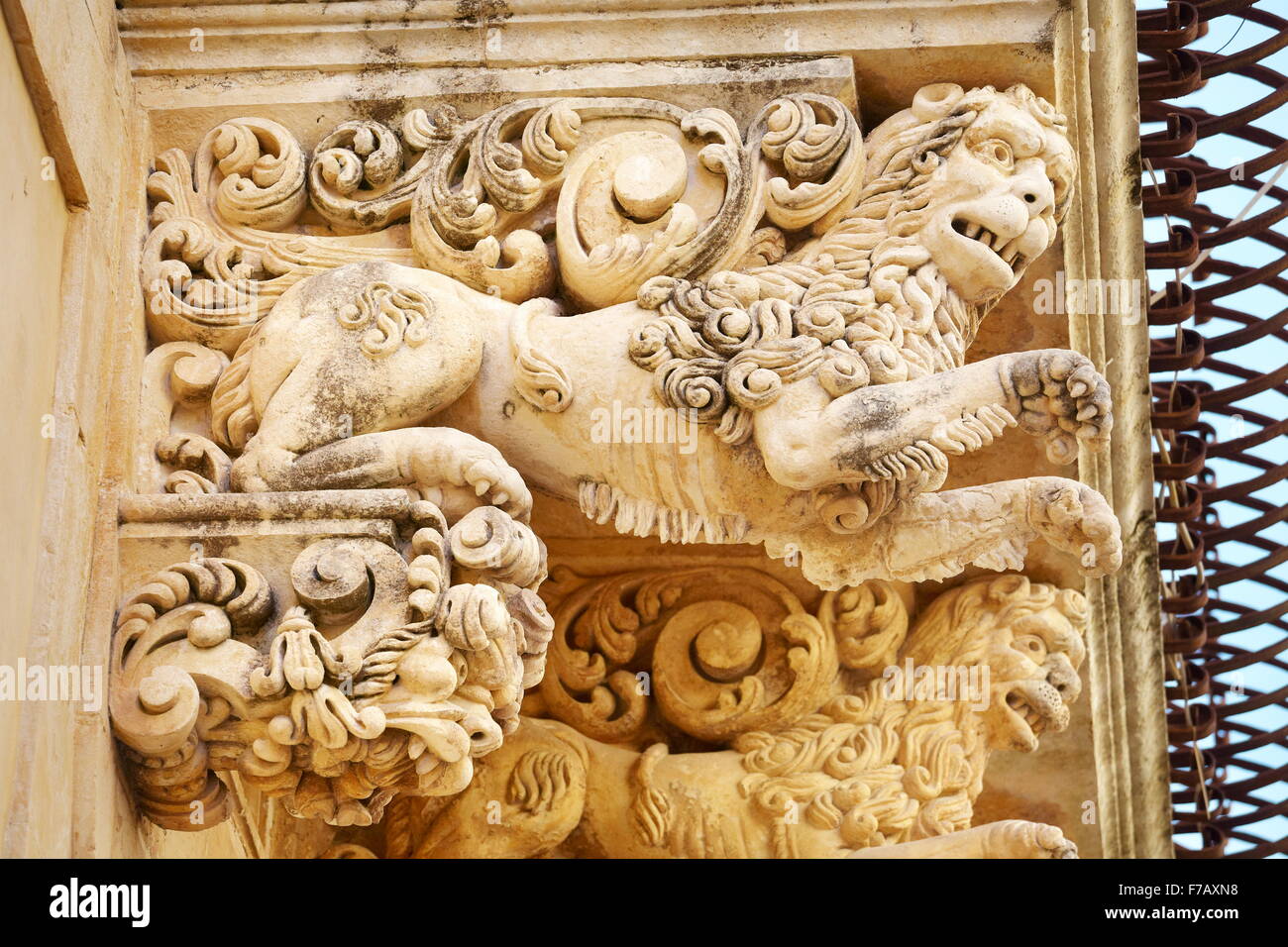 Noto - detalles barrocos del balcón en el Palazzo Villadorata (Palazzo Nicolaci), Antigua ciudad de Noto, en Sicilia, Italia LA UNESCO Foto de stock