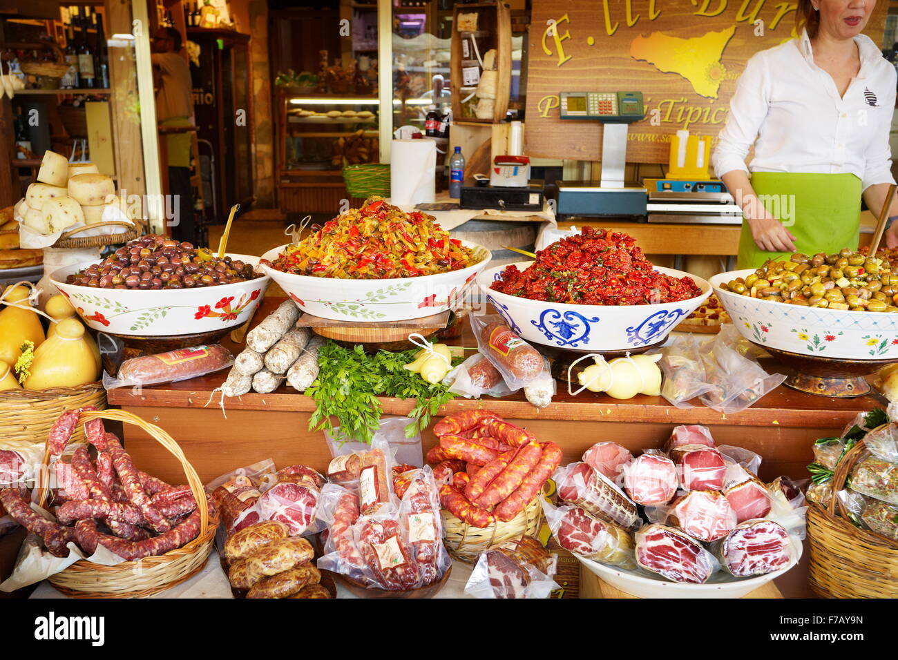 Comida tradicional siciliana, calle mercado alimentario de Ortigia, Siracusa, Sicilia, Italia Foto de stock