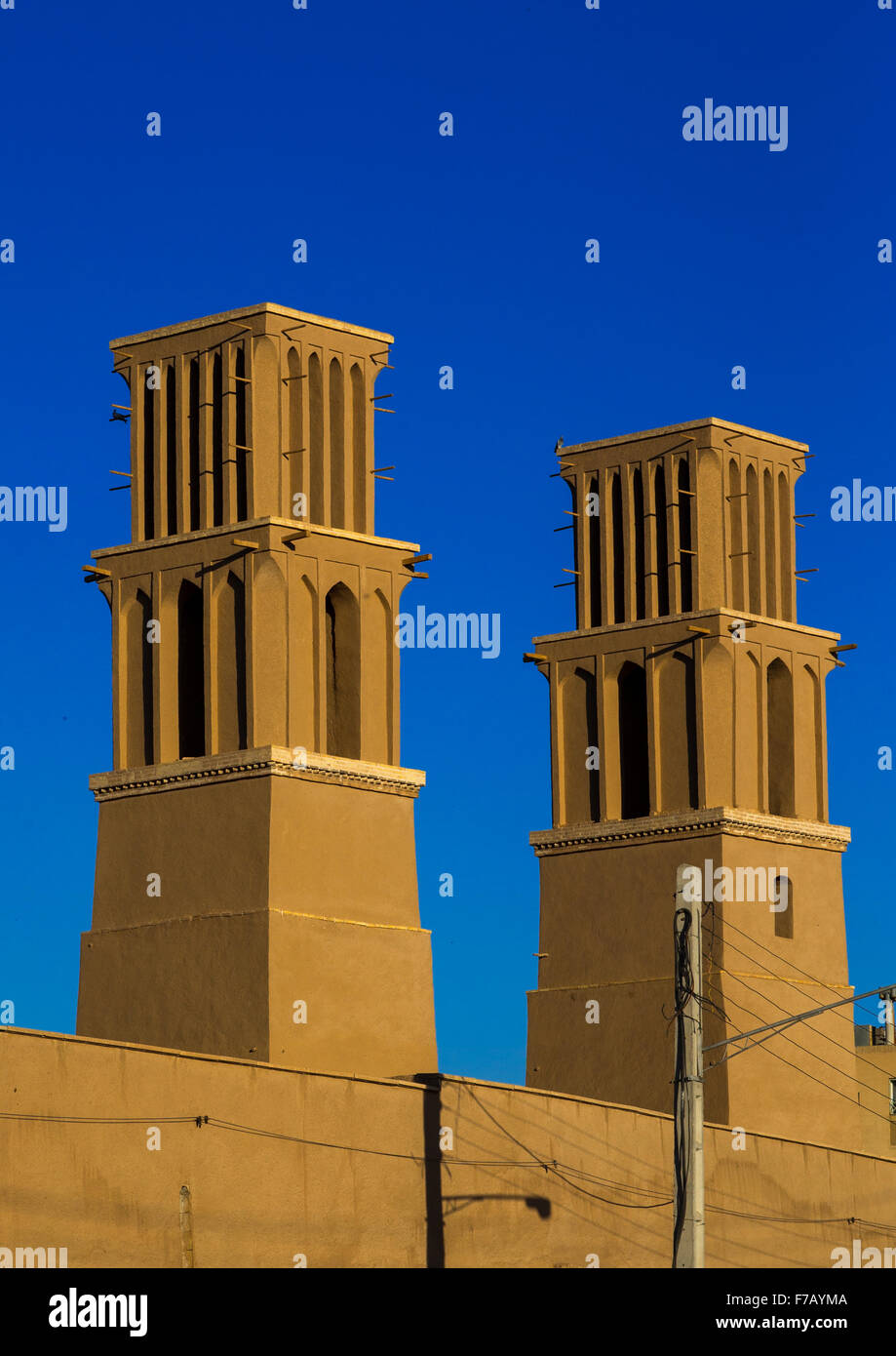 Las torres de viento utilizados como un sistema de refrigeración natural en la arquitectura tradicional Iraní, la provincia de Yazd, en Yazd, Irán Foto de stock