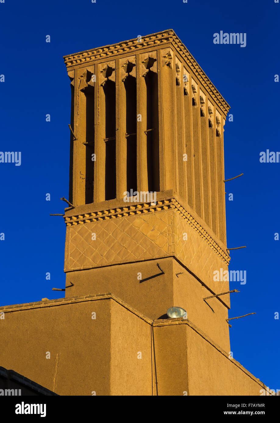 Las torres de viento utilizados como un sistema de refrigeración natural en la arquitectura tradicional Iraní, la provincia de Yazd, en Yazd, Irán Foto de stock