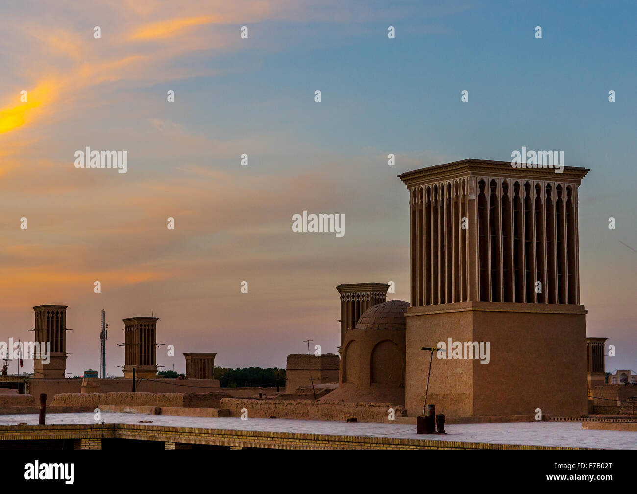Las torres de viento utilizados como un sistema de refrigeración natural en la arquitectura tradicional Iraní, la provincia de Yazd, en Yazd, Irán Foto de stock