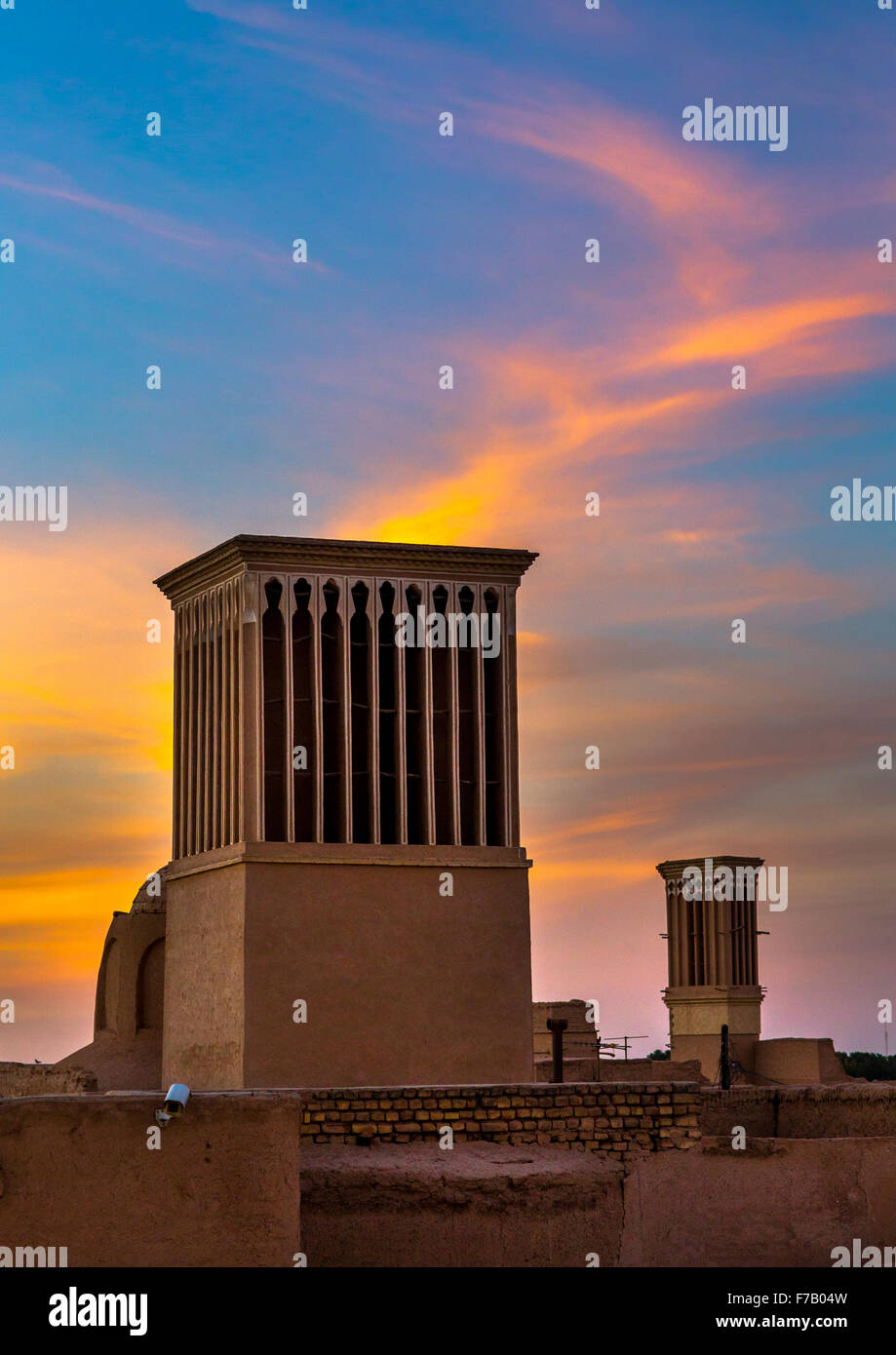 Las torres de viento utilizados como un sistema de refrigeración natural en la arquitectura tradicional Iraní, la provincia de Yazd, en Yazd, Irán Foto de stock