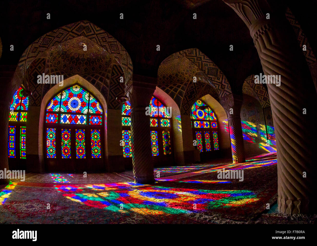 La Sala de Oración de Nasir Ol Molk mezquita con sus hermosas ventanas de cristal coloreado, provincia de Fars, Shiraz, Irán Foto de stock