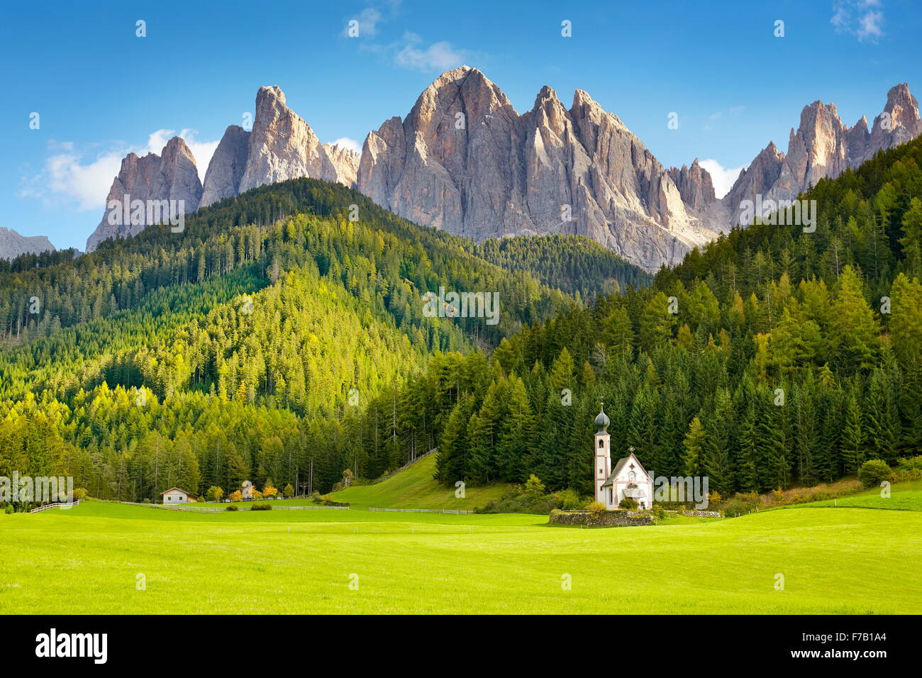 St Johann iglesia, Santa Magdalena, Tirol, paisaje de las montañas Dolomitas, Italia Foto de stock