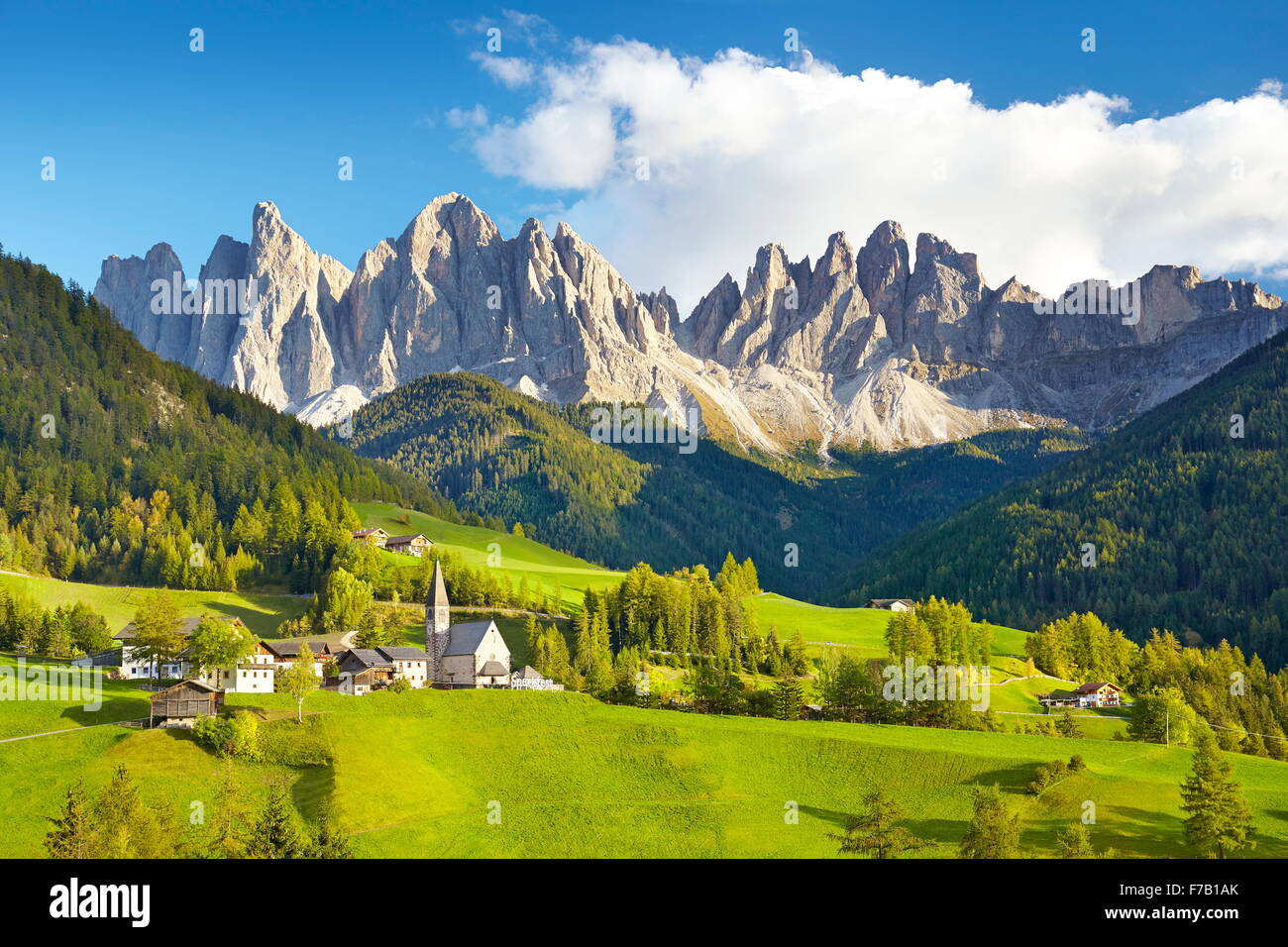 Santa Magdalena, Val Di Funes, dolomitas, Montañas, Tirol, Alpes, Italia Foto de stock