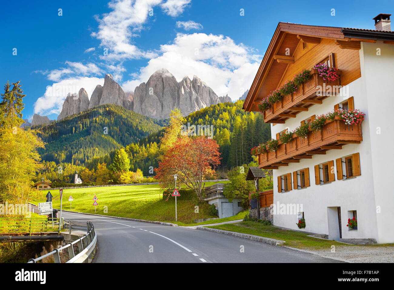 Val Di Funes, provincia de Tirol, los Alpes, las montañas Dolomitas, Italia Foto de stock