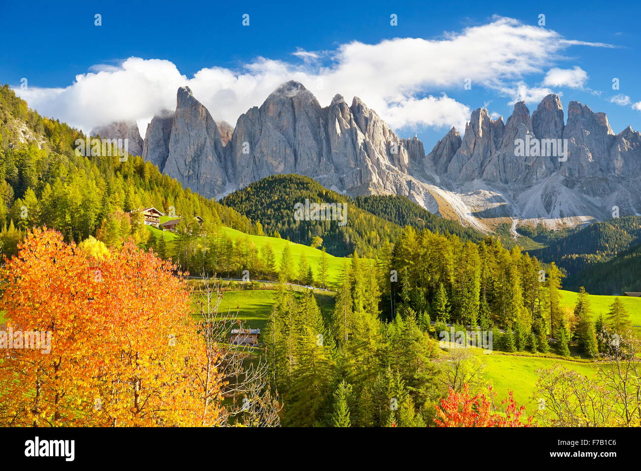 Val Di Funes, provincia de Tirol, Alpes Dolomitas, montañas paisaje otoñal, Italia Foto de stock