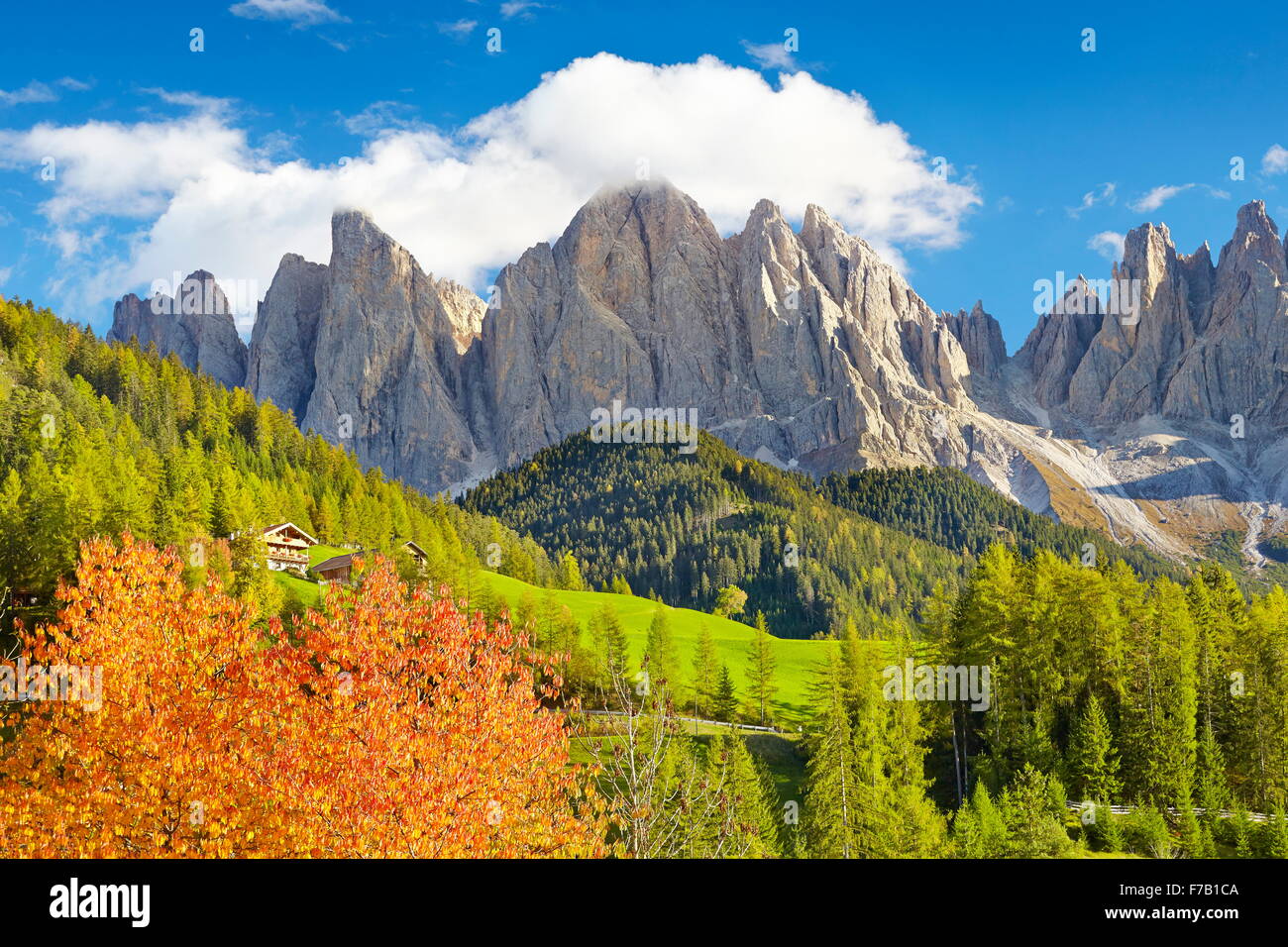 Los paisajes de las montañas Dolomitas en otoño, provincia de Tirol, Alpes, Italia Foto de stock