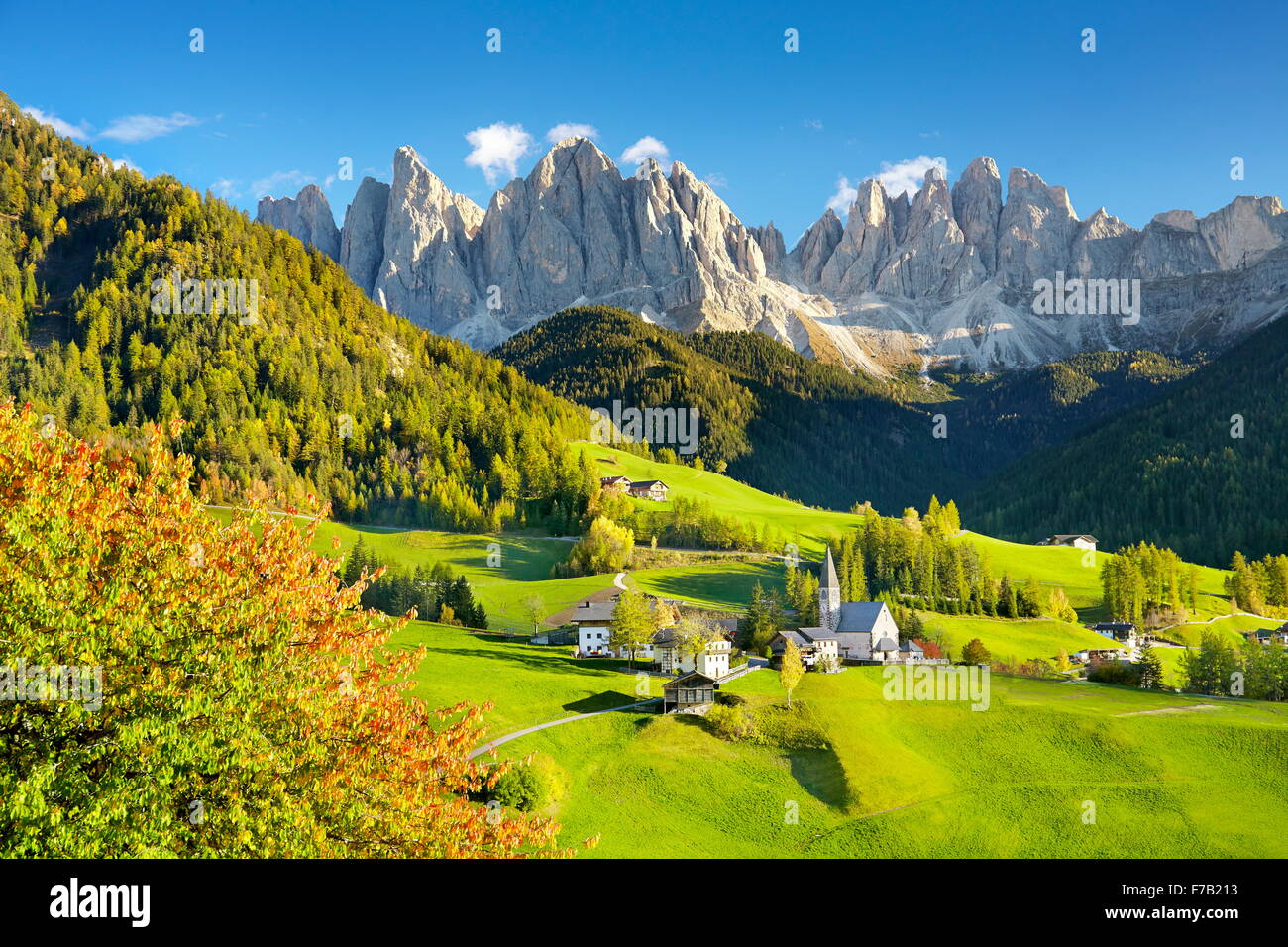 Las montañas Dolomitas en otoño - Santa Magdalena Village, Puez Odle Nature Park, Los Alpes, Tirol del Sur, Italia Foto de stock