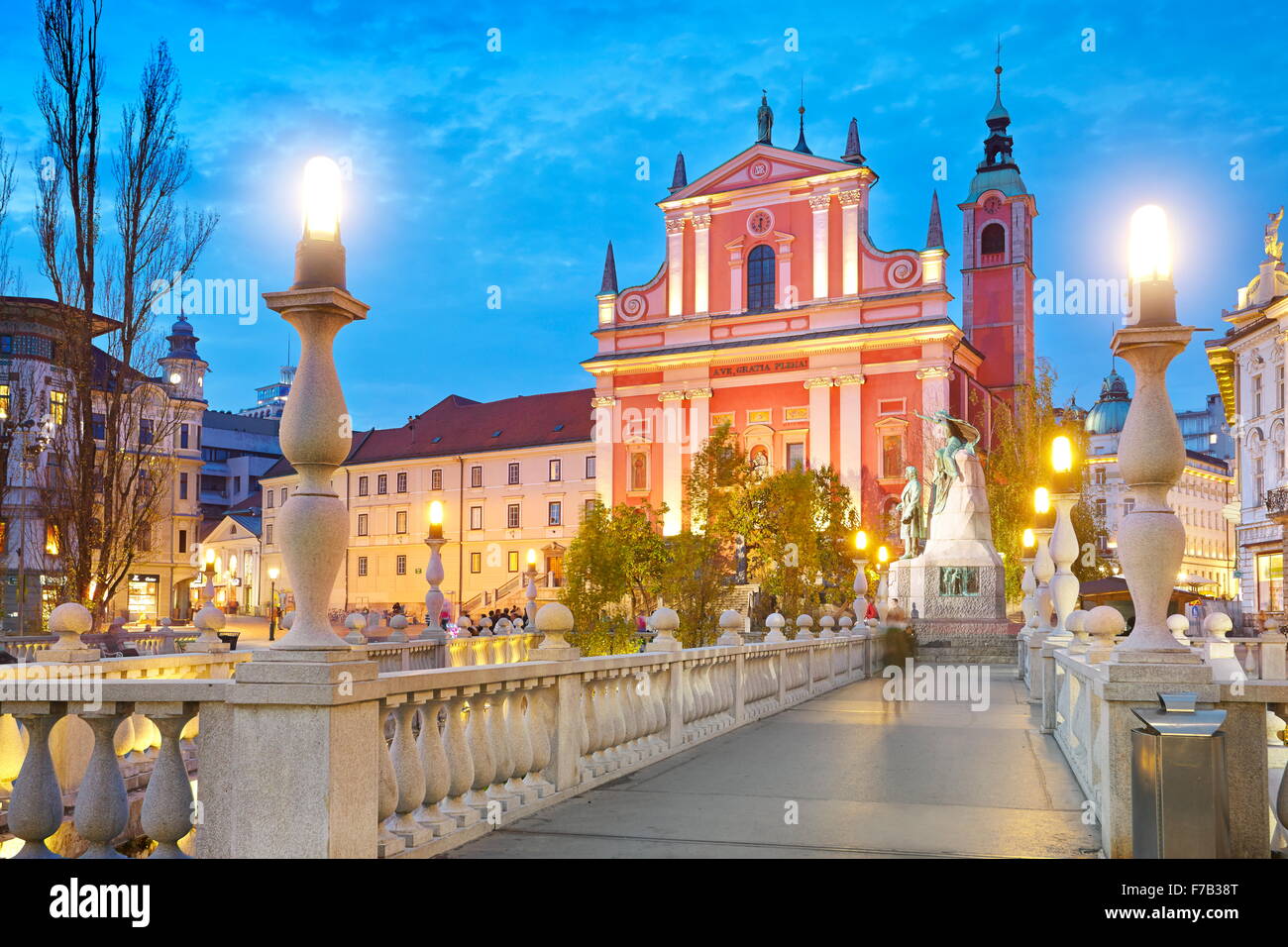 Liubliana, vista por la noche en la Iglesia de los franciscanos, Eslovenia Foto de stock