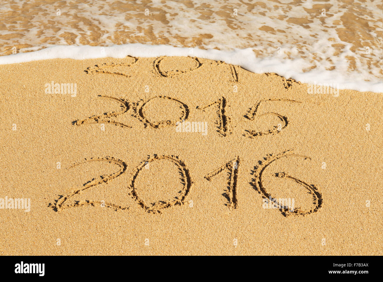 Dígitos 2014,2015 y 2016 en la orilla de arena - Concepto de año nuevo y pasar el tiempo Foto de stock