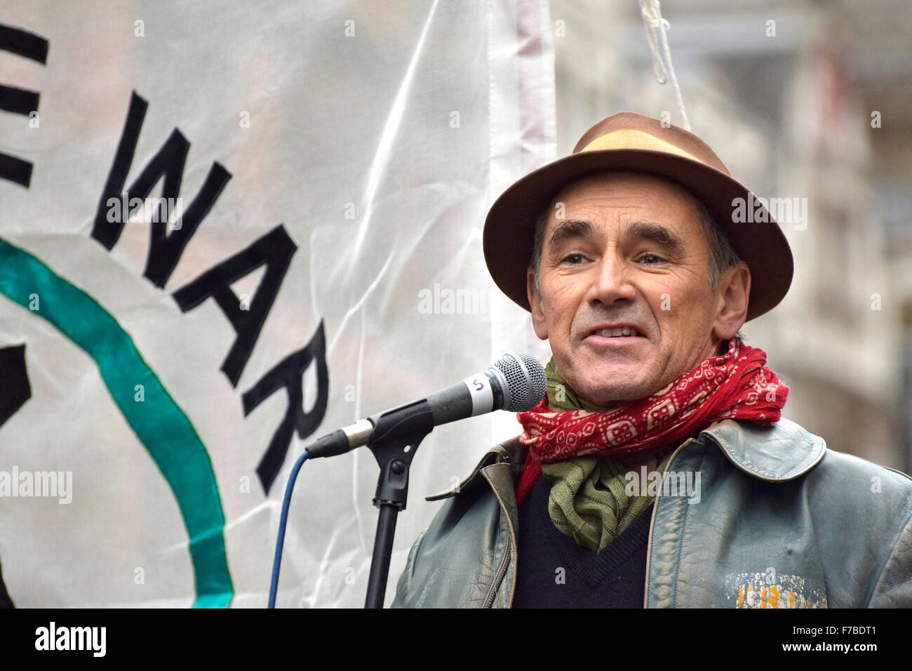 Londres, Reino Unido. 28 de noviembre de 2015. El actor Mark Rylance habla a las multitudes como miles de personas se congregan fuera de Downing Street para protestar contra el bombardeo de aviones británicos en Siria. Crédito: PjrNews/Alamy Live News Foto de stock