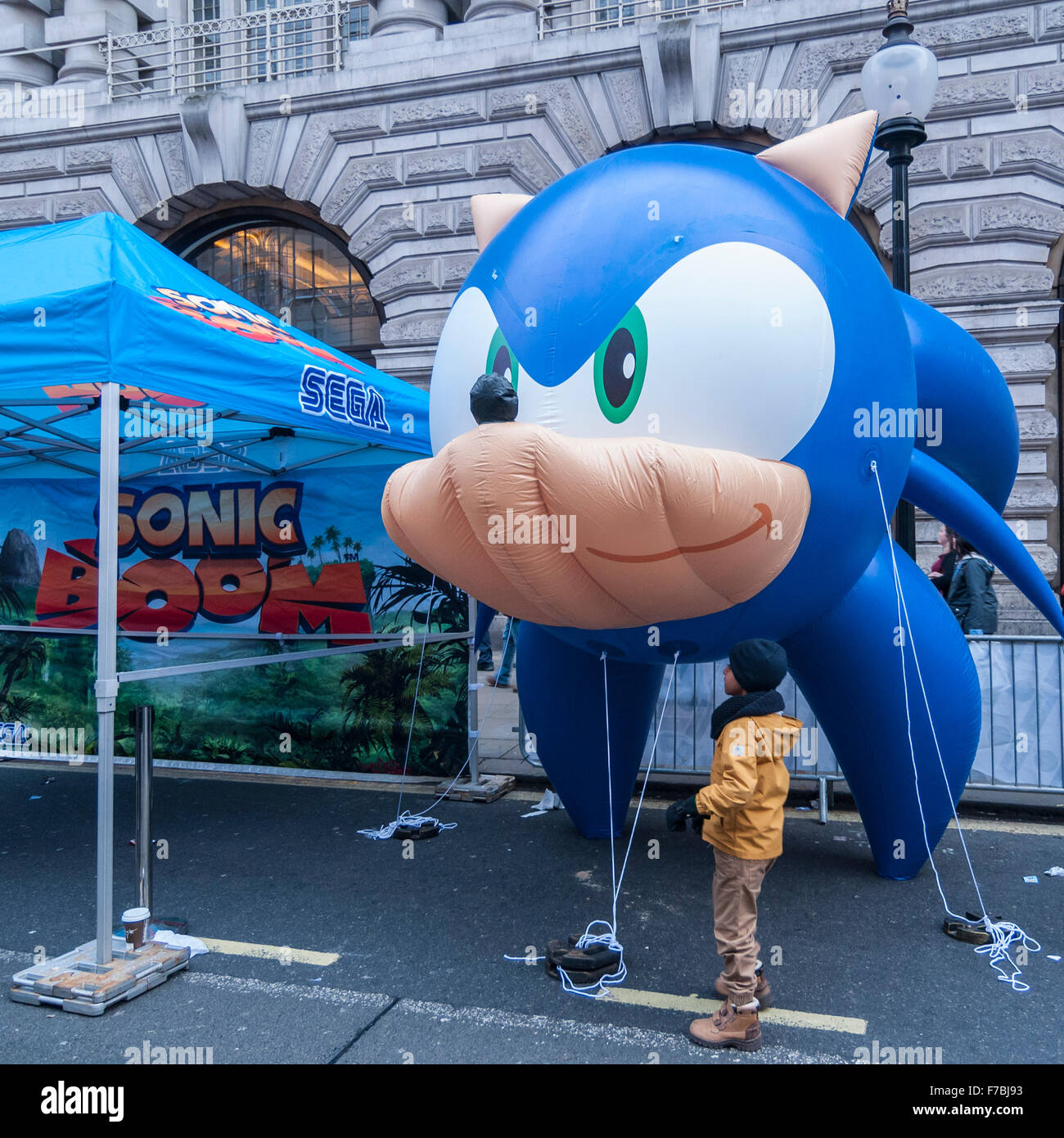 Londres, Reino Unido. 28 de noviembre de 2015. Una bolsa inflable de 'Sonic  the Hedgehog' personaje atrae las miradas de un joven como cientos de  personas se reúnen en Regent Street, que