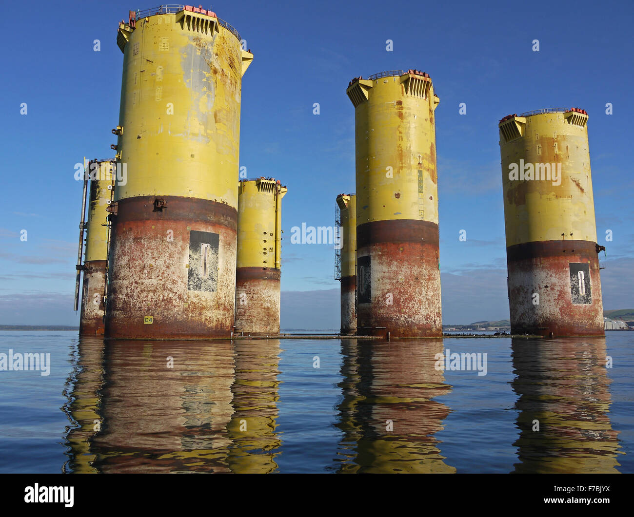 Piernas gigantes de un antiguo mar del norte de petróleo y gas en la plataforma Cromarty Firth Escocia UK Foto de stock