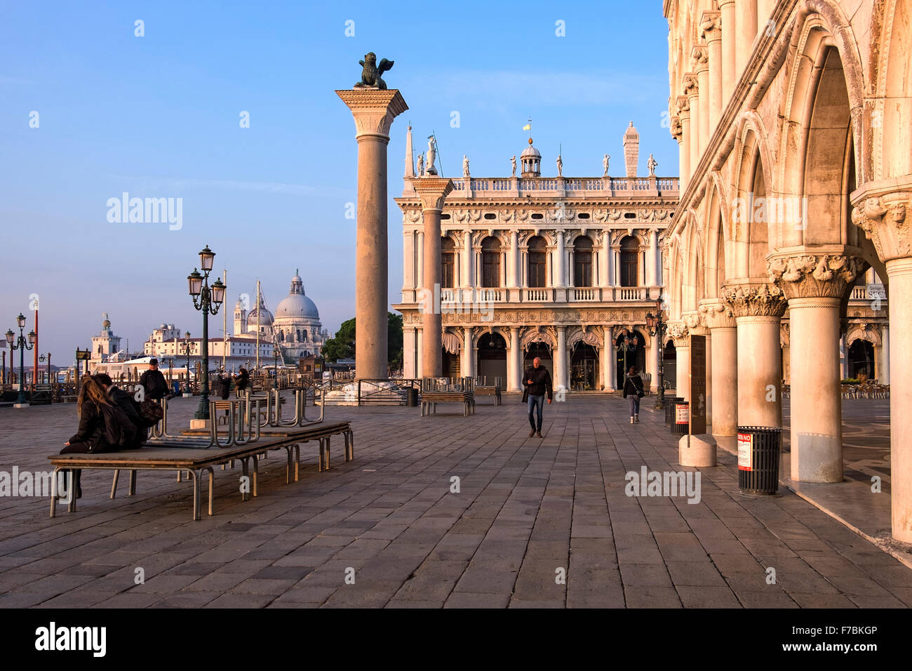 Venecia, Italia - Libreria Marciana, el Palazzo Ducale, las columnas de San Marco y San Teodoro y la Basílica di Santa Maria della Salute Foto de stock