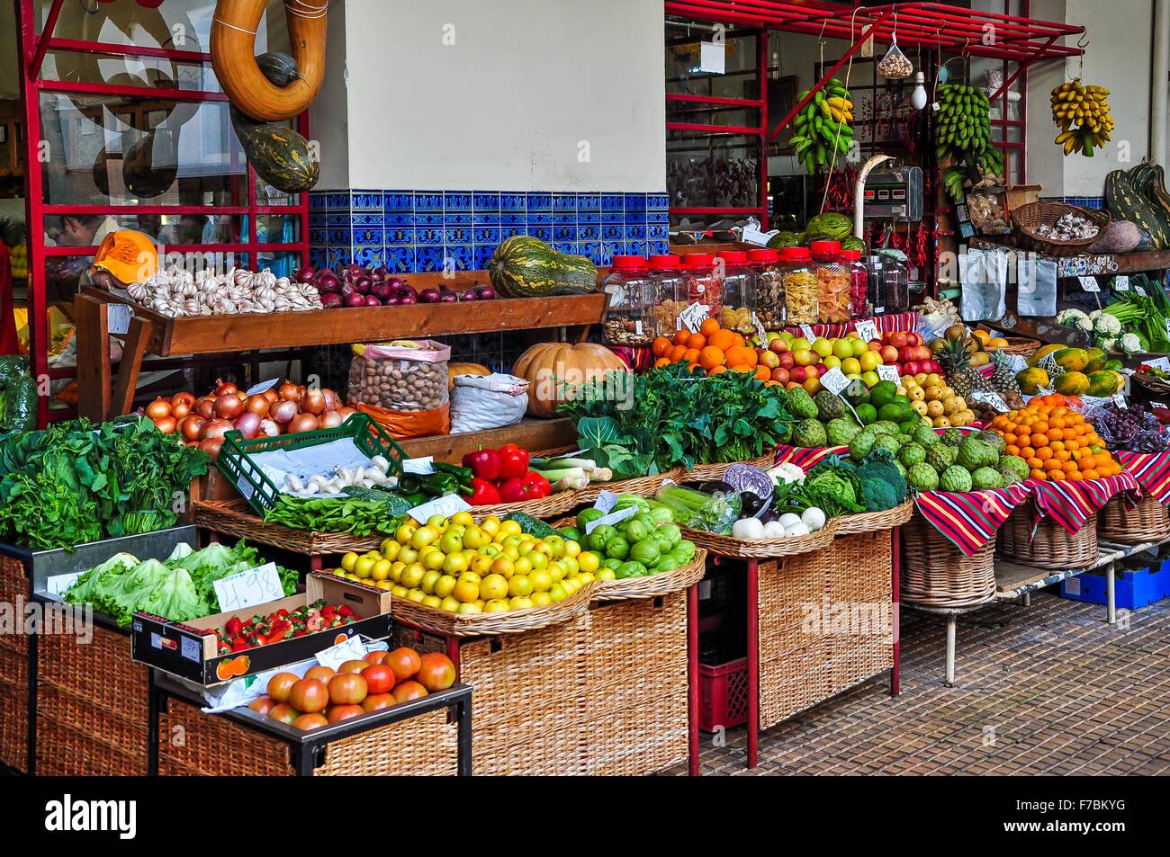Calado de verduras en el mercado principal de Funchal. Foto de stock