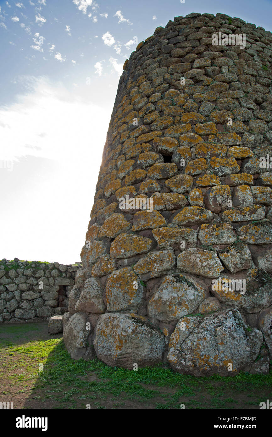 Abbasanta, Cerdeña, Italia, 16/10/2015. Vista del famoso monumento arqueológico de Cerdeña: el Nuraghe Losa antigua torre Foto de stock