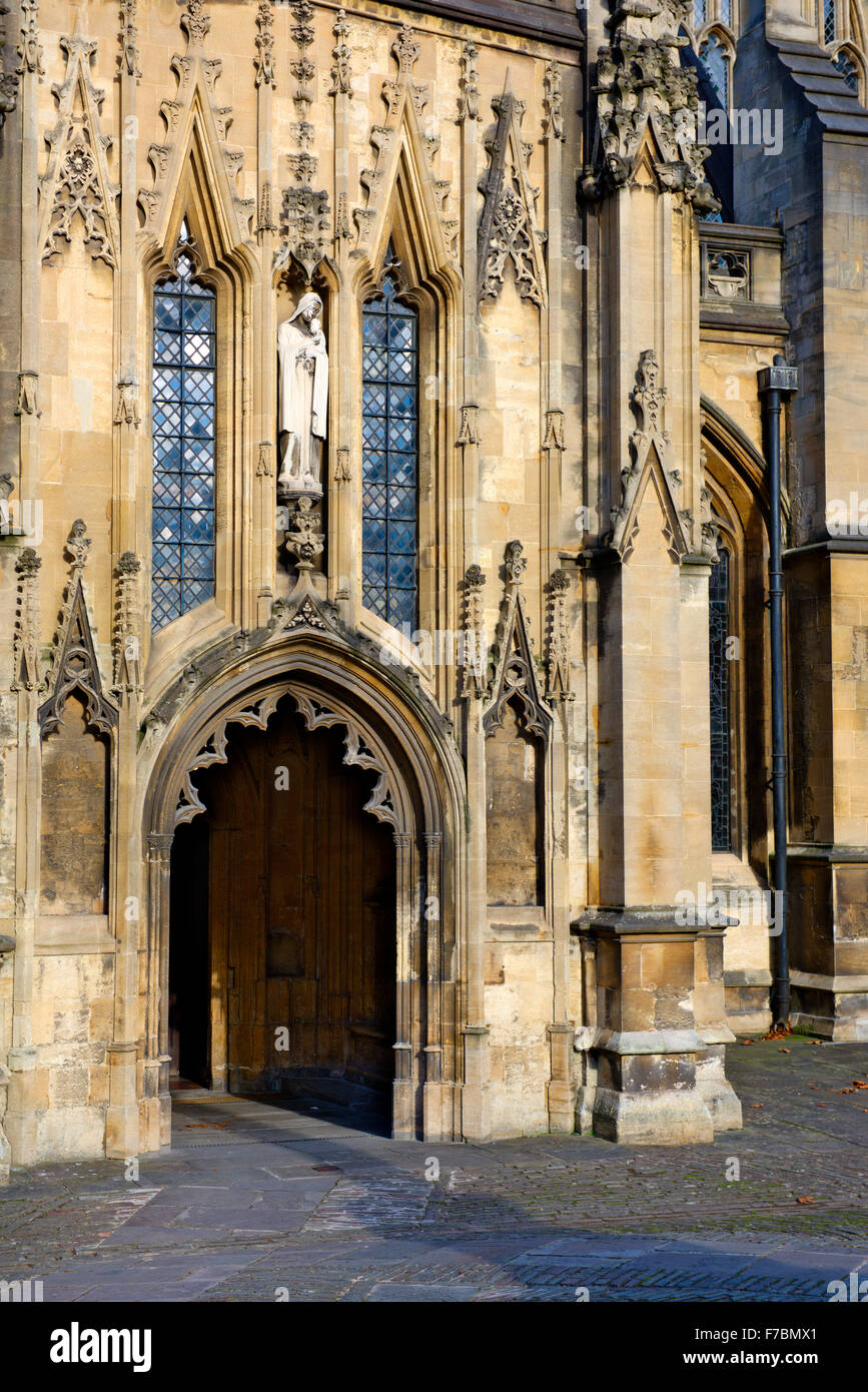 Puerta de entrada en el lado sur de la Iglesia Parroquial de St Mary Redcliffe, Bristol, Inglaterra Foto de stock