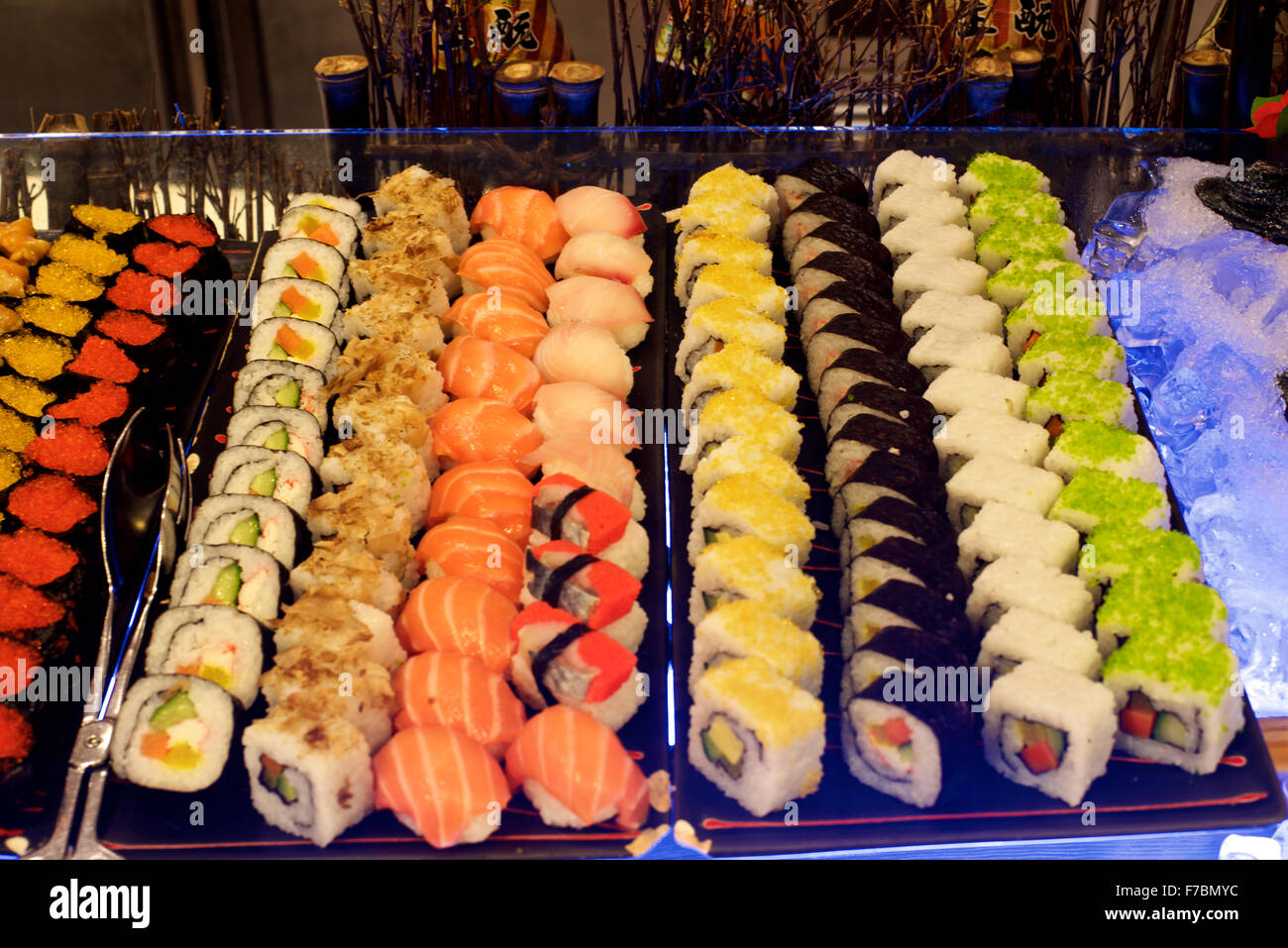Plato de sushi variado buffet en restaurante Foto de stock