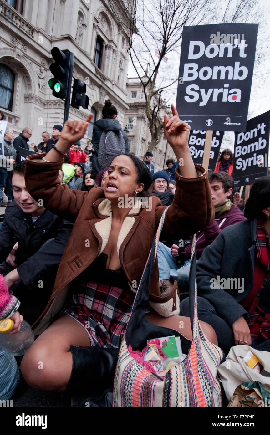 No bombardear Siria protesta organizada por detener la guerra manifestación fuera de Downing Street en Londres Central apoyando a Jeremy Foto de stock
