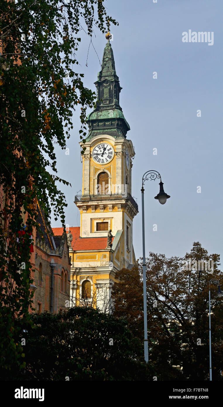Ciudad de Kecskemet Hungría ciudad interior. Campanario de la Gran Iglesia Foto de stock