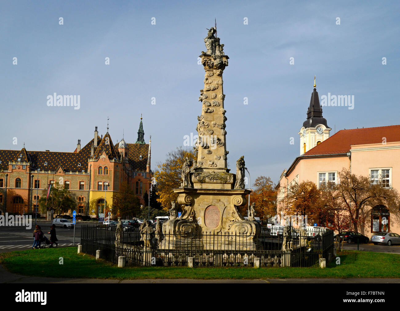 Ciudad de Kecskemet Hungría columna de la Santísima Trinidad con Ayuntamiento en segundo plano. Foto de stock