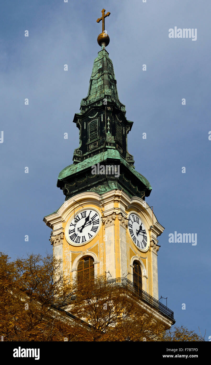 Ciudad de Kecskemet Hungría Gran Iglesia Nagytemplom campanario Foto de stock