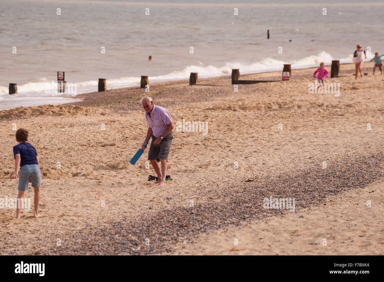 Personas jugando críquet en la playa en Southwold, Suffolk , Inglaterra , Gran Bretaña , Reino Unido Foto de stock