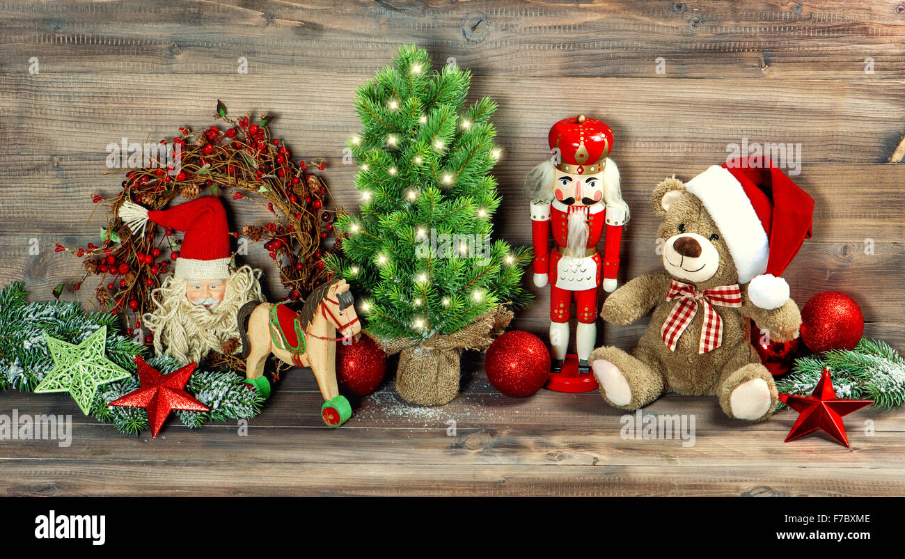 Decoración de Navidad con juguetes antiguos Teddy Bear y Cascanueces. Imagen en tonos Vintage Style Foto de stock