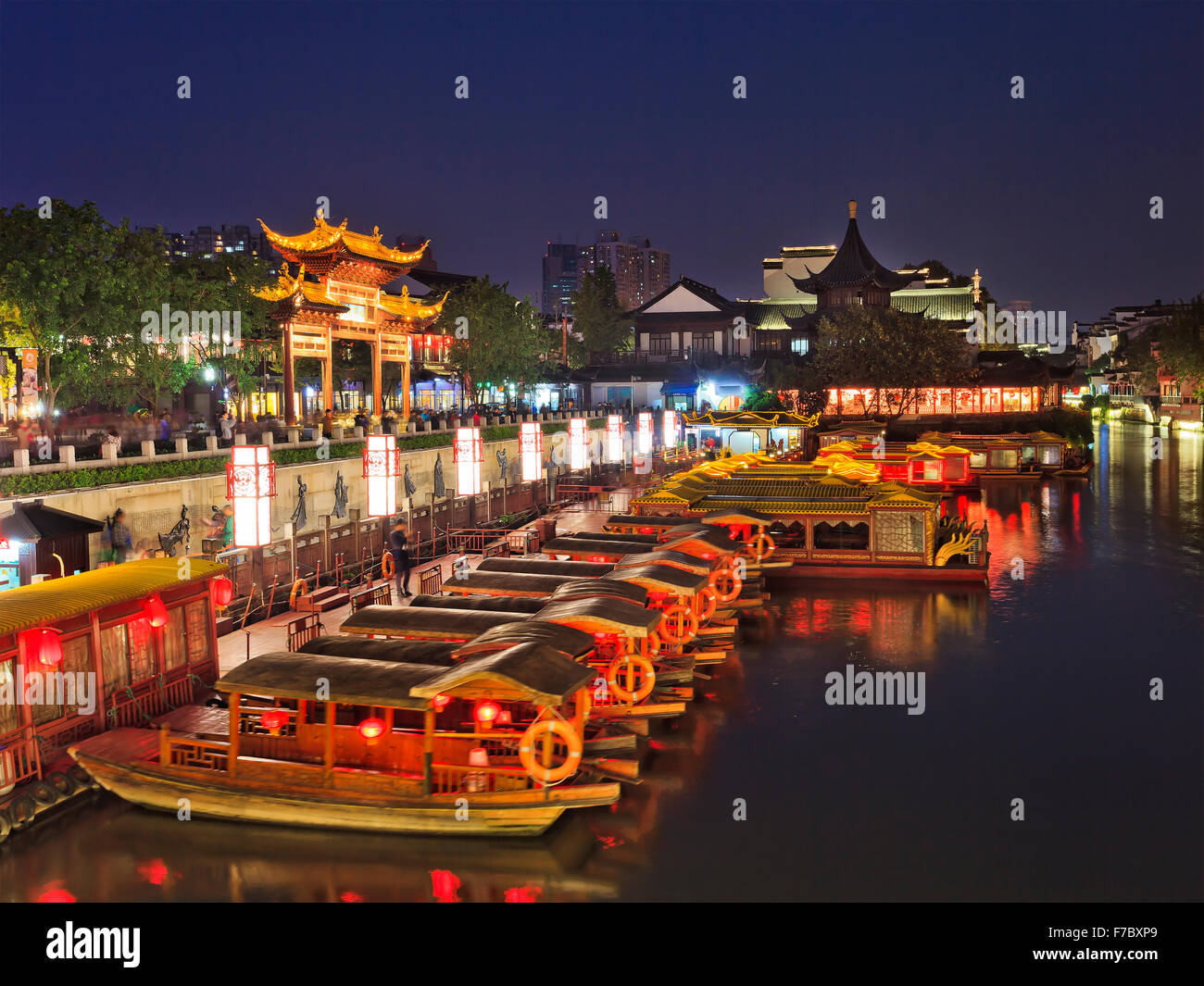 Canal del río en la antigua capital china Nanjing después del atardecer con barcos iluminados cerca del templo de Confucio de imperial Foto de stock