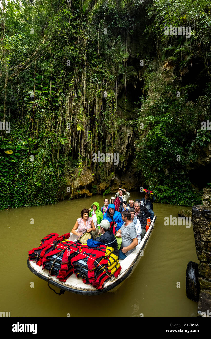 Salir de la cueva, los turistas en un barco eléctrico con chalecos salvavidas, cuevas de los indios, la Cueva del Indio, cuevas subterráneas, Foto de stock