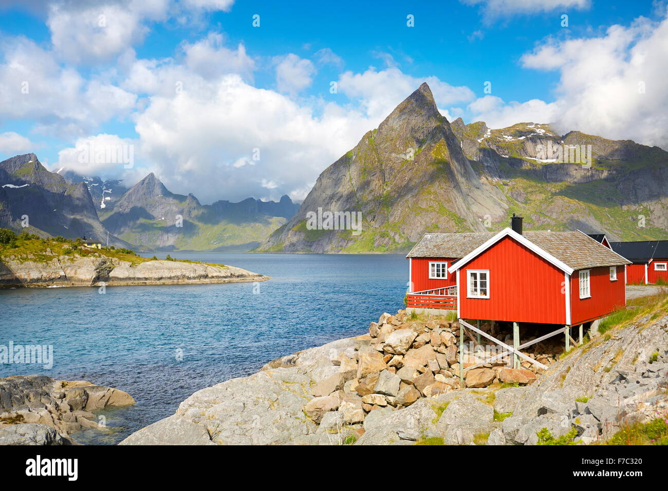 Casa de pescadores rorbu rojo tradicional, las islas Lofoten, Noruega Foto de stock