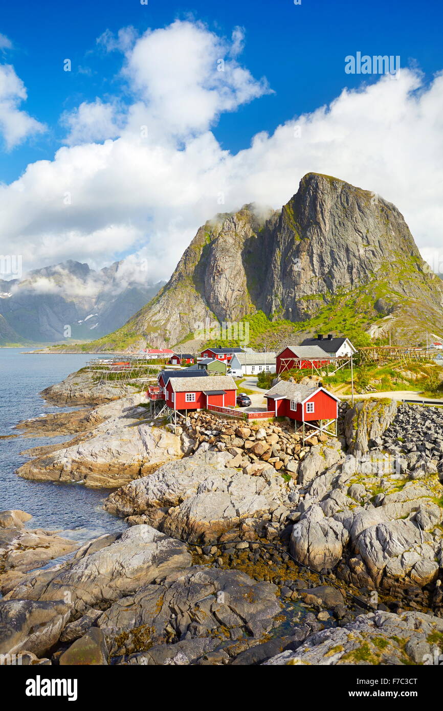 Cabañas de pescadores de madera roja, Lofoten rorbu Island Landscape, Noruega Foto de stock