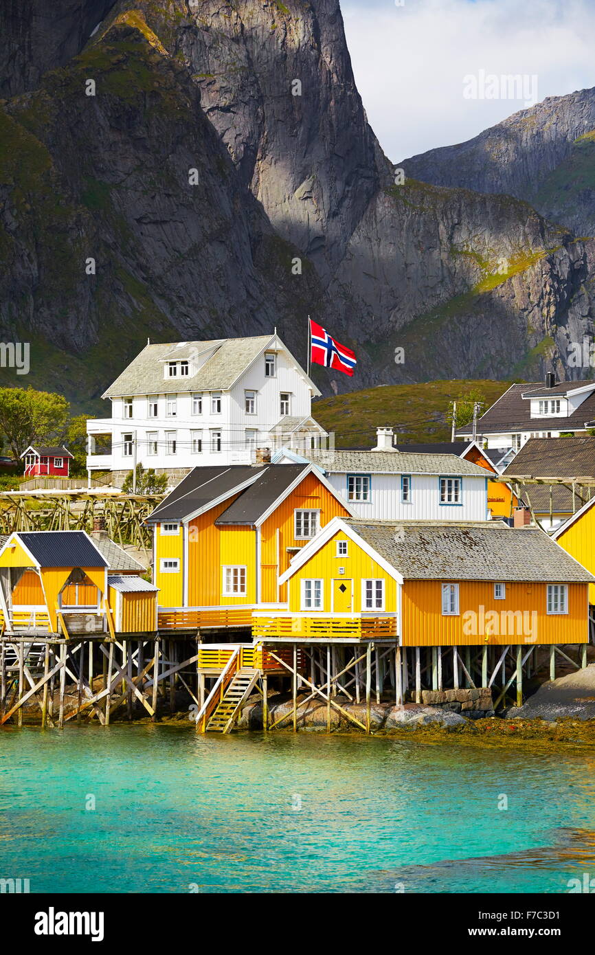 Las Islas Lofoten, cabañas de pescadores tradicionales Rorbu, Noruega Foto de stock